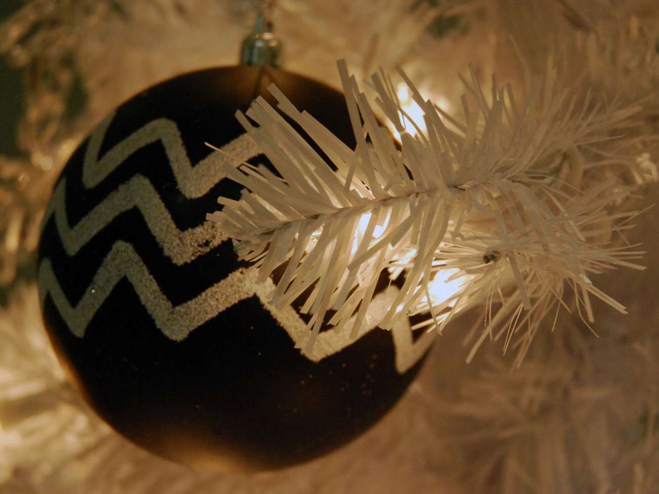 Blake chose a white tree with black ornaments as newborns can more easily see such contrasting tones.