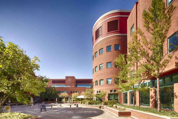 The courtyard of GRH's Freeport Campus