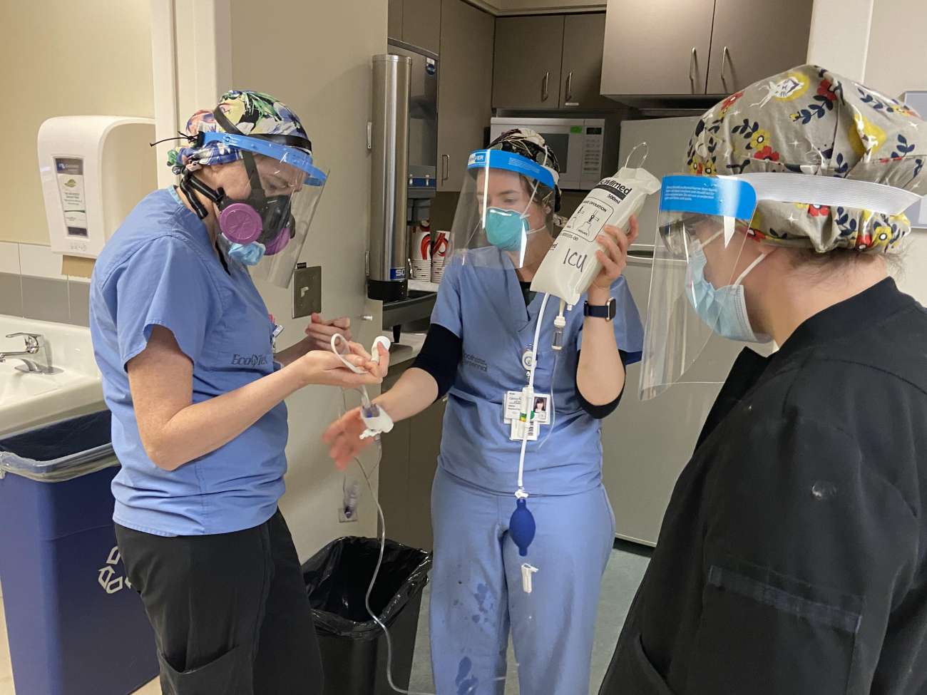Nurses preparing to change IV